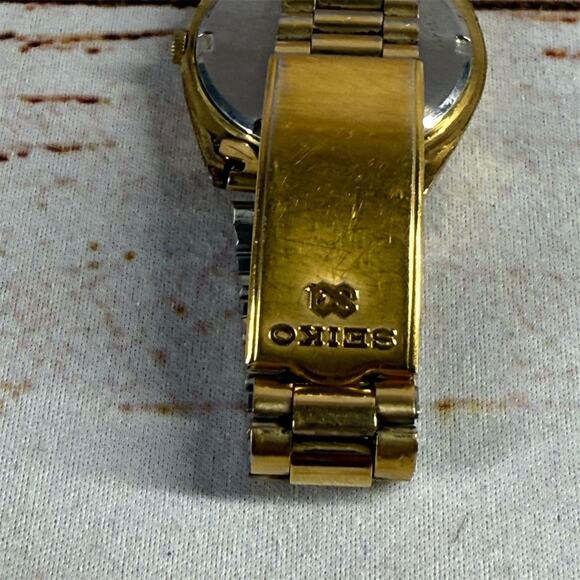 Vintage Seiko Men's Quartz Watch Gold Dial Day-Date Display 36mm - Picture 4 of 6